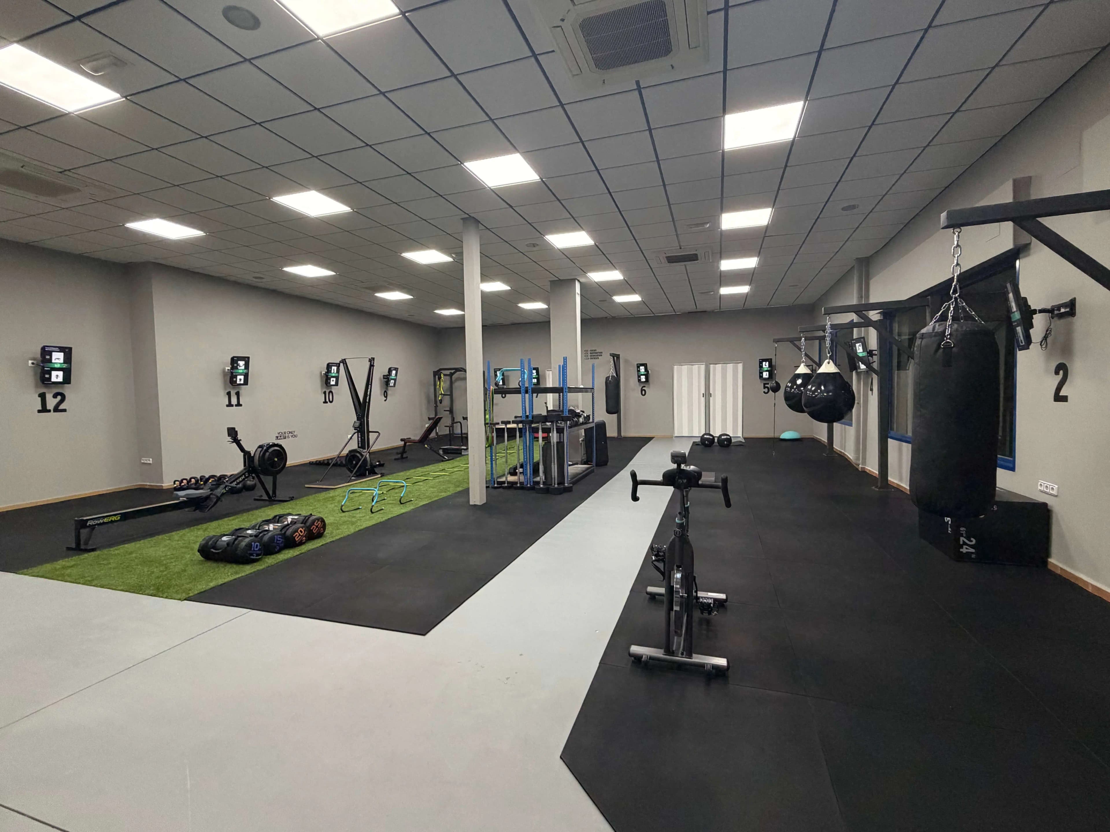 Imagen de fondo del gimnasio VelarisFitness mostrando zona de entrenamiento